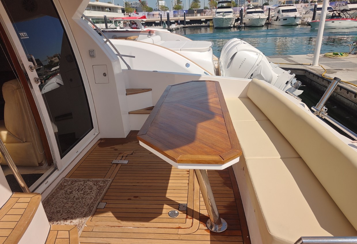 44ft yacht from outside